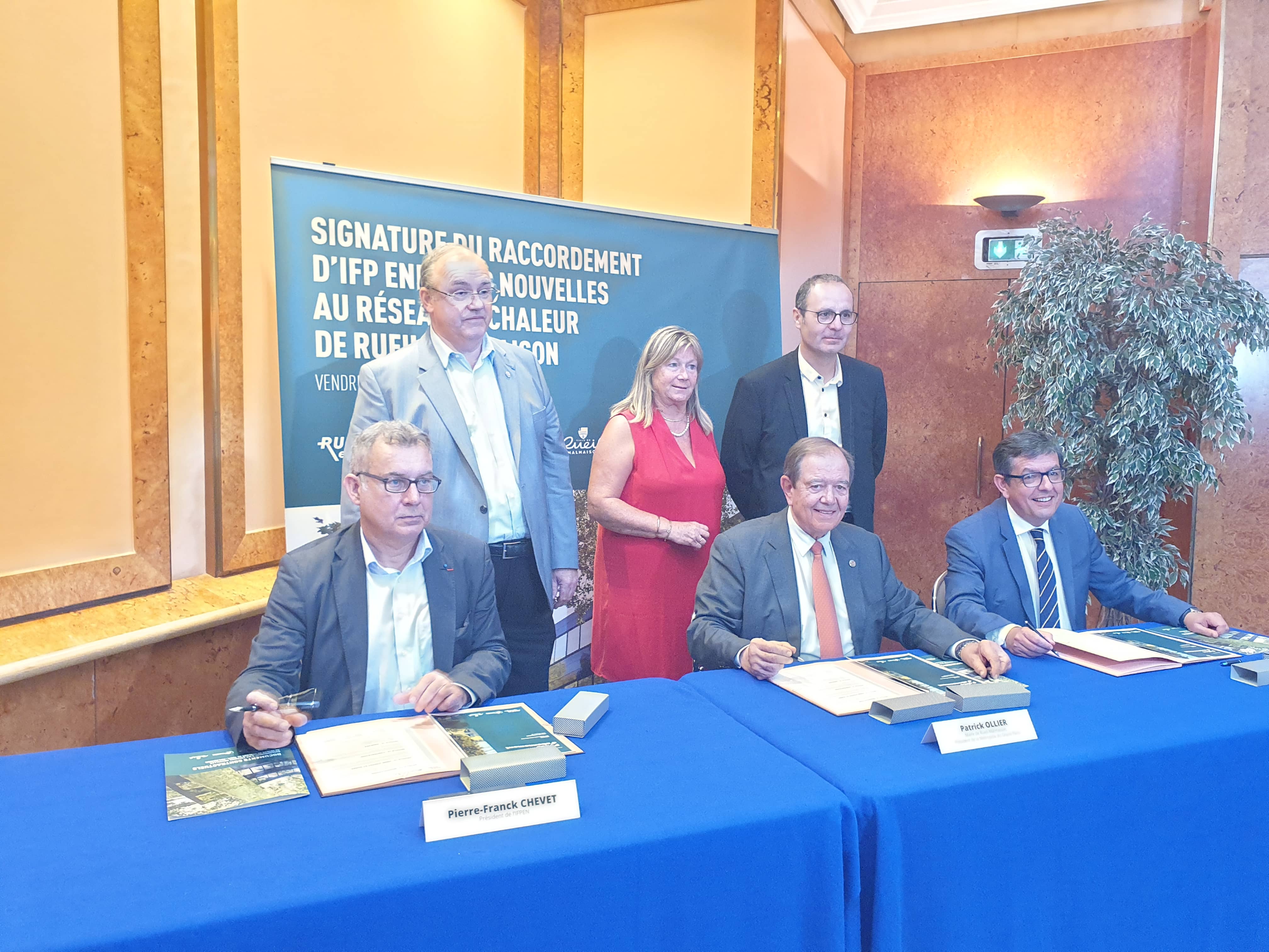 Photo de pierre Franck Chevet, Patrick Ollier et Yann Madigou signant le raccordement au réseau de chaleur urbain