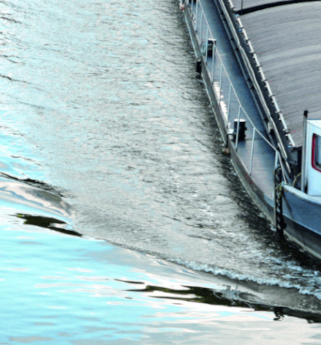 Bateau naviguant sur un fleuve