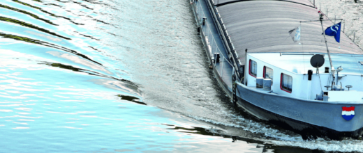 Bateau naviguant sur un fleuve