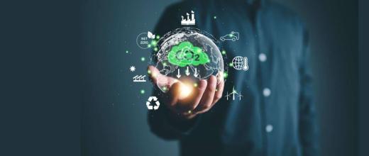 Main tenant une planète digitale au coeur duquel figure le symbole CO2, le tout sur fond bleu gris